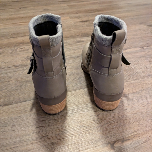 Leather Ankle Booties waterproof gray/taupe NWOT - Picture 6 of 7